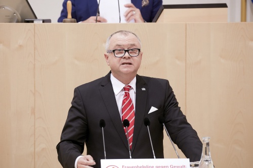 Am Rednerpult  Nationalratsabgeordneter Hans Stefan Hintner (V)