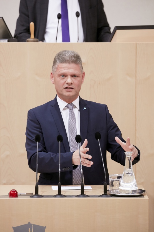 Am Rednerpult Nationalratsabgeordneter Andreas Hanger (V)