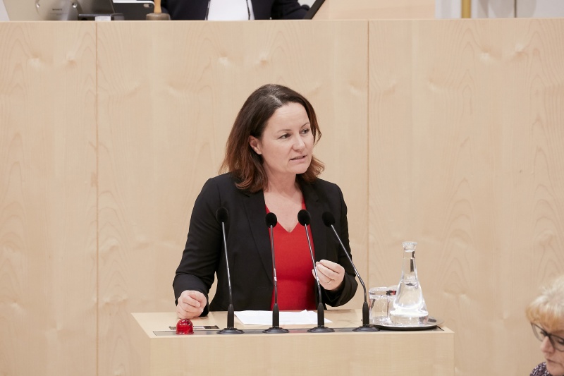 Am Rednerpult Nationalratsabgeordnete Cornelia Ecker (S)