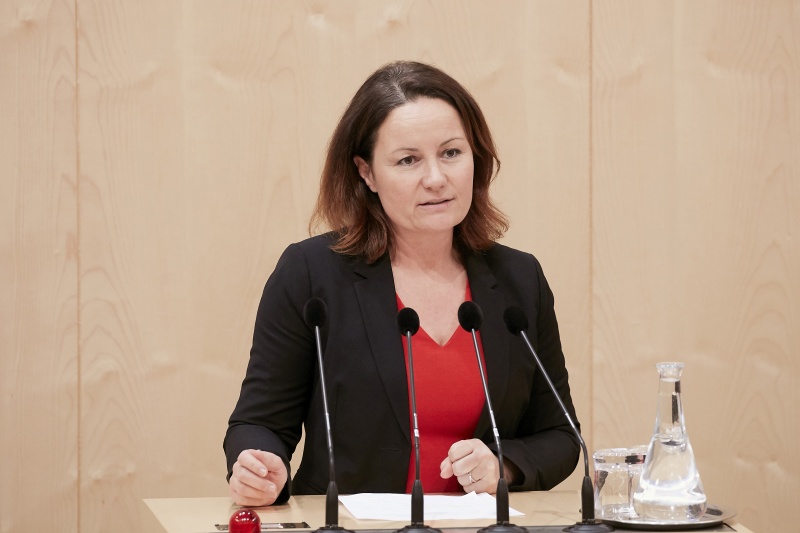 Am Rednerpult Nationalratsabgeordnete Cornelia Ecker (S)