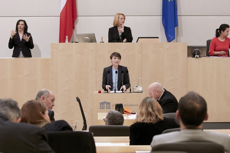 Klubobfrau Sigrid Maurer (G) am Wort