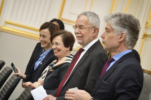 Von links: Sitzungsteilnehmerin, Doris Schmidauer, Bundespräsident Alexander Van der Bellen, Parlamentsdirektor Harald Dossi