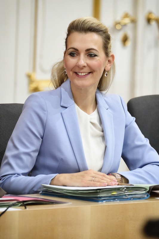 Arbeits- und Familienministerin Christine Aschbacher (V)