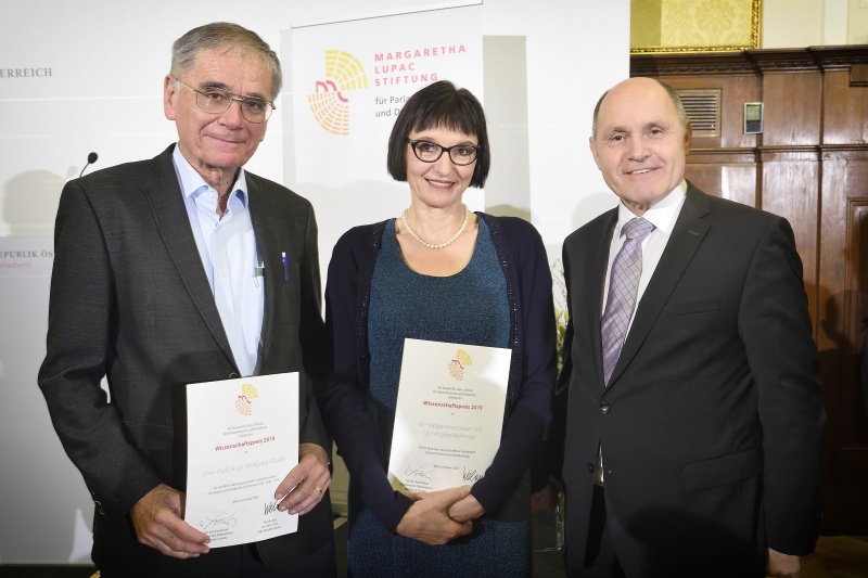 Von links: Preisträger Wolfgang Häusler, Preisträgerin Brigitte Halbmayr, Nationalratspräsident Wolfgang Sobotka (V)