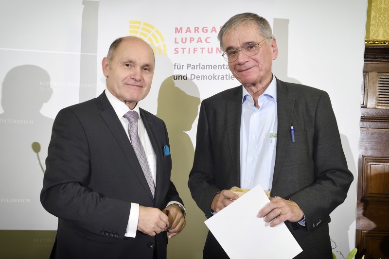 Von links: Nationalratspräsident Wolfgang Sobotka (V), Preisträger Wolfgang Häusler