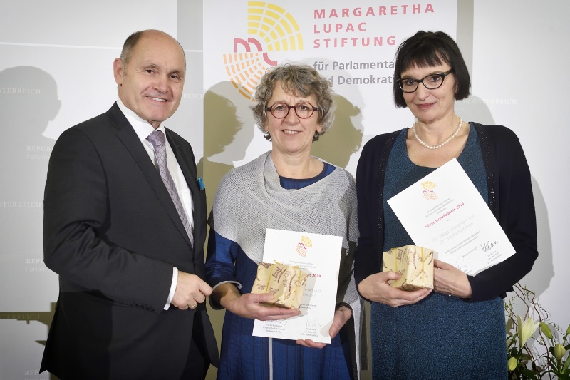 Von links: Nationalratspräsident Wolfgang Sobotka (V), Preisträgerinnen Helga Amesberger und  Brigitte Halbmayr
