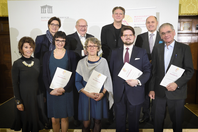 Gruppenfoto. Von links: Bundeskanzlerin a.D. Brigitte Bierlein, Elisabeth Totzauer, Preisträgerin Brigitte Halbmayr, Manfried Welan, Preisträgerin Helga Amesberger, Alfred J. Noll, Preisträger Ulrich Wagrandl, Nationalratspräsident Wolfgang Sobotka (V), Preisträger Wolfgang Häusler