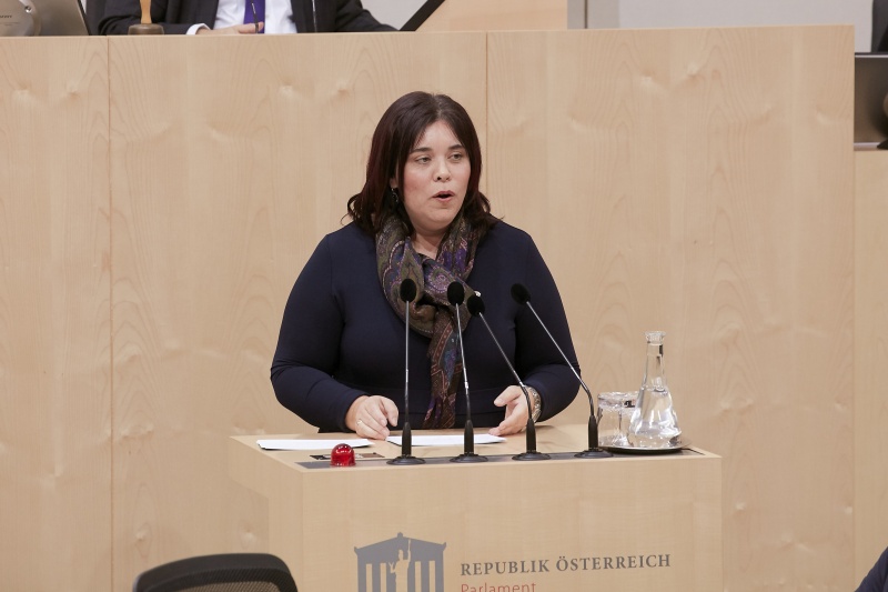 Am Rednerpult Nationalratsabgeordnete Agnes Totter (V)