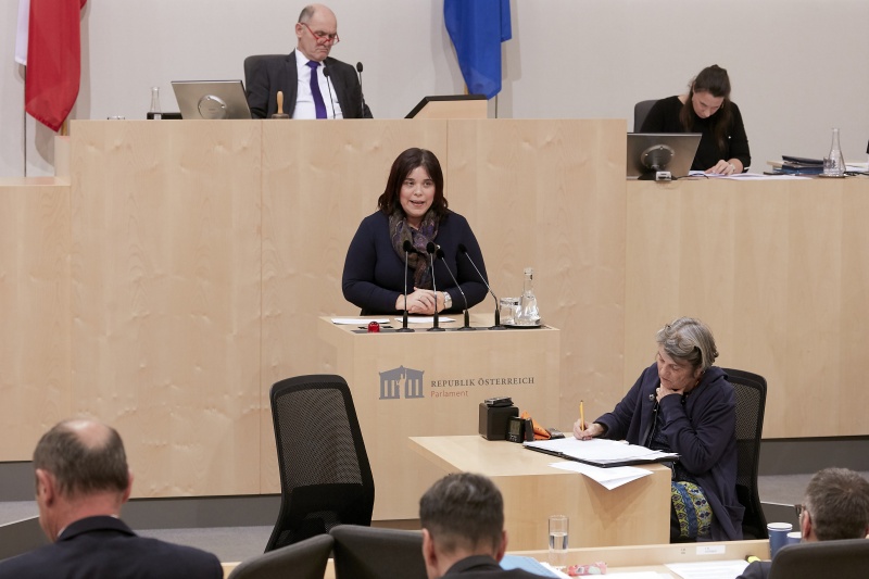 Am Rednerpult Nationalratsabgeordnete Agnes Totter (V)