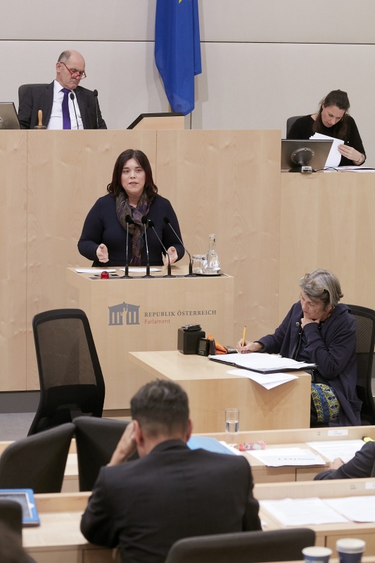 Am Rednerpult Nationalratsabgeordnete Agnes Totter (V)