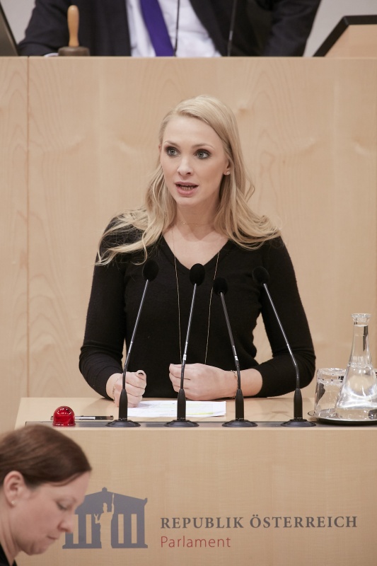 Am Rednerpult Nationalratsabgeordnete Pia Philippa Strache (A)