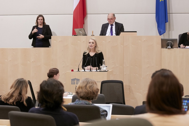 Am Rednerpult Nationalratsabgeordnete Pia Philippa Strache (A)