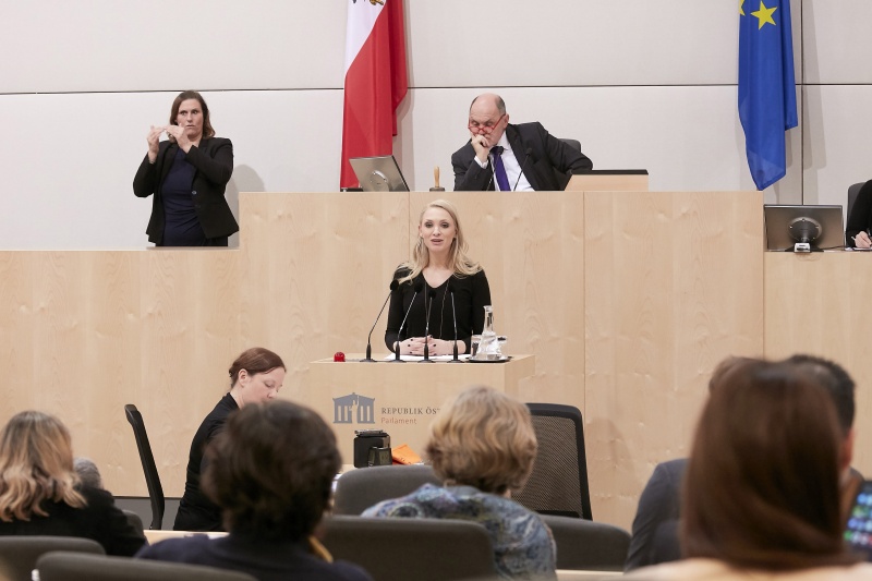 Am Rednerpult Nationalratsabgeordnete Pia Philippa Strache (A)