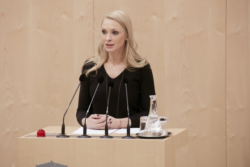 Am Rednerpult Nationalratsabgeordnete Pia Philippa Strache (A)