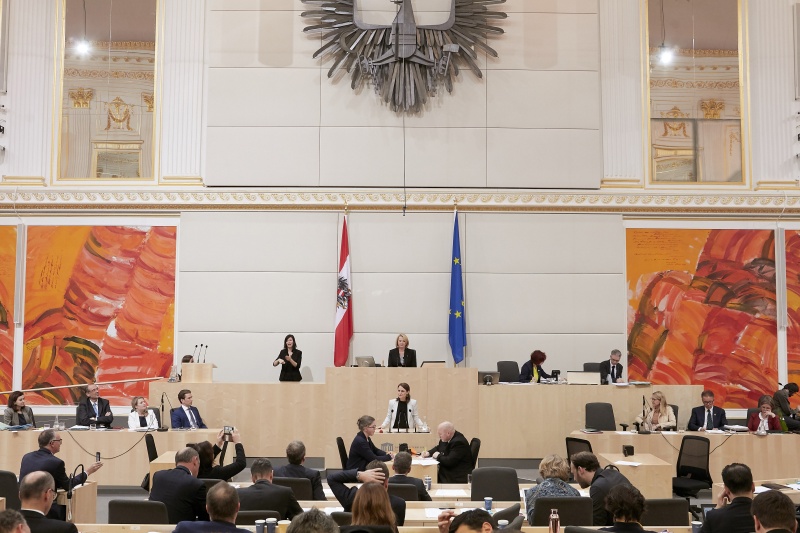 Am Rednerpult Nationalratsabgeordnete Corinna Scharzenberger (V)