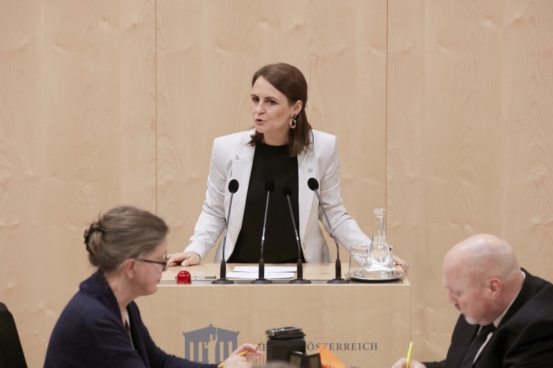 Am Rednerpult Nationalratsabgeordnete Corinna Scharzenberger (V)