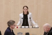 Am Rednerpult Nationalratsabgeordnete Corinna Scharzenberger (V)