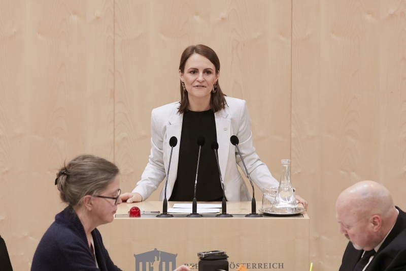 Am Rednerpult Nationalratsabgeordnete Corinna Scharzenberger (V)