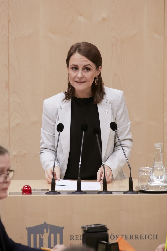 Am Rednerpult Nationalratsabgeordnete Corinna Scharzenberger (V)