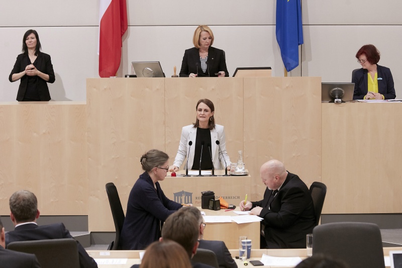 Am Rednerpult Nationalratsabgeordnete Corinna Scharzenberger (V)