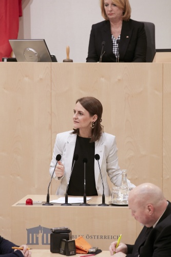 Am Rednerpult Nationalratsabgeordnete Corinna Scharzenberger (V)