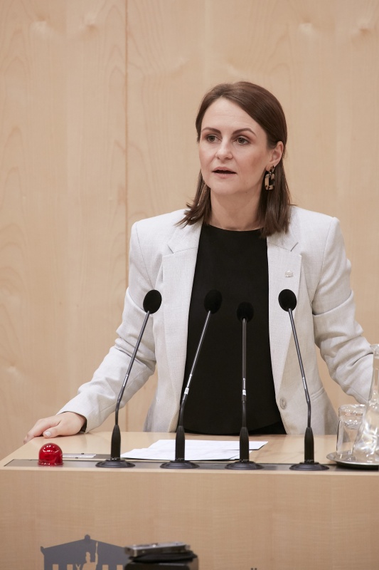 Am Rednerpult Nationalratsabgeordnete Corinna Scharzenberger (V)