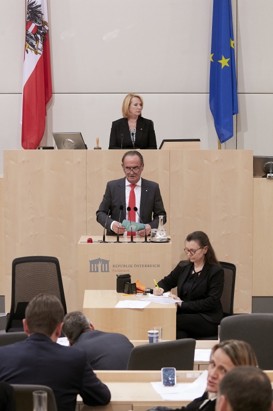 Am Rednerpult Nationalratsabgeordneter Gabriel Obernosterer (V)