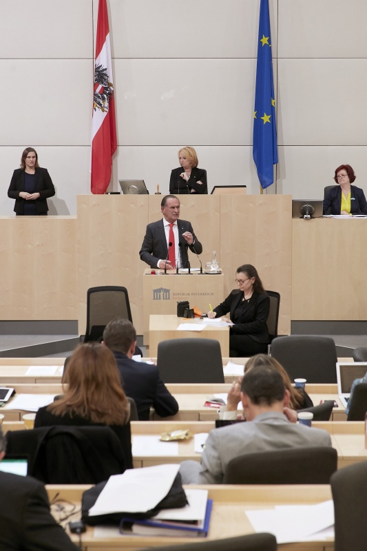 Am Rednerpult Nationalratsabgeordneter Gabriel Obernosterer (V)