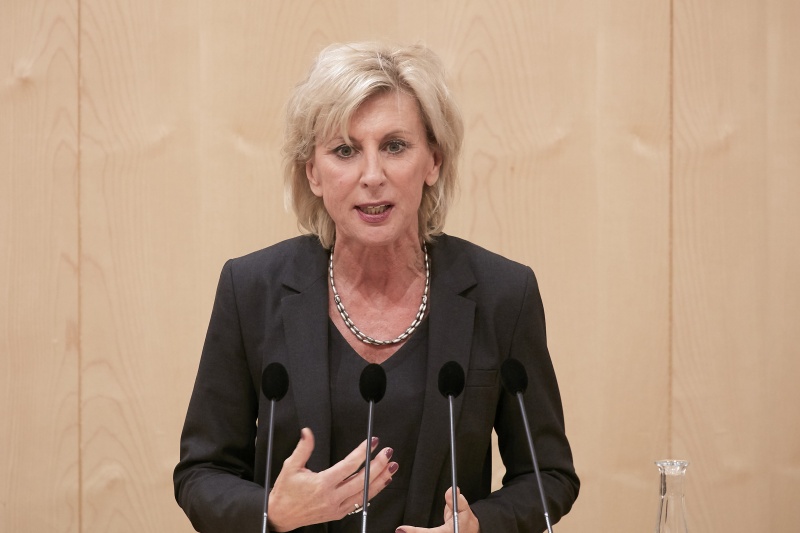Am Rednerpult Nationalratsabgeordnete Gabriela Schwarz (V)