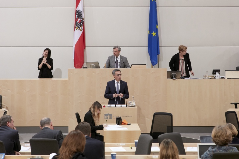 Am Rednerpult Nationalratsabgeordneter Georg Strasser (V)