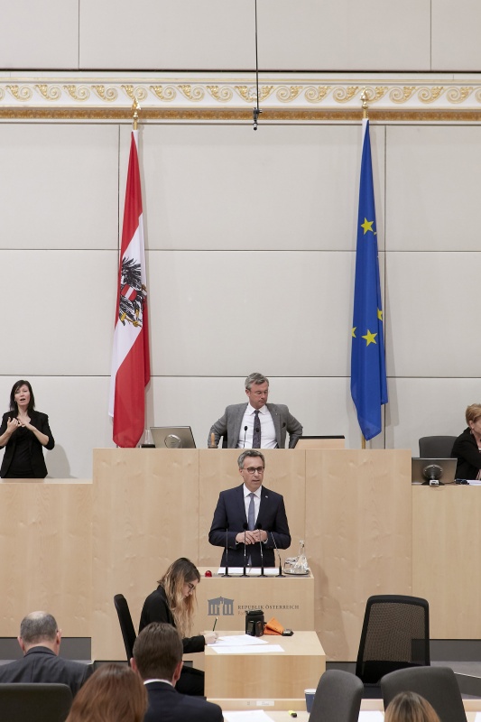 Am Rednerpult Nationalratsabgeordneter Georg Strasser (V)