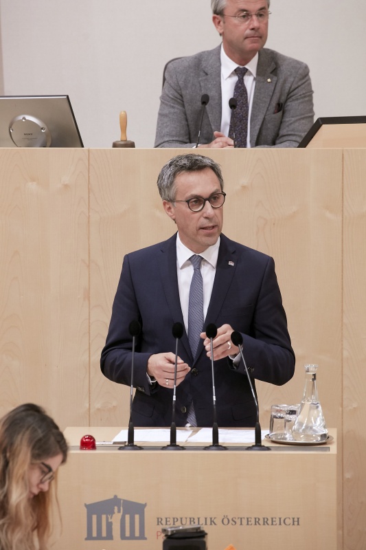 Am Rednerpult Nationalratsabgeordneter Georg Strasser (V)