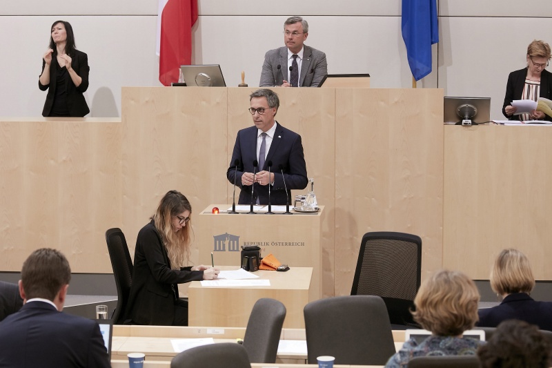 Am Rednerpult Nationalratsabgeordneter Georg Strasser (V)