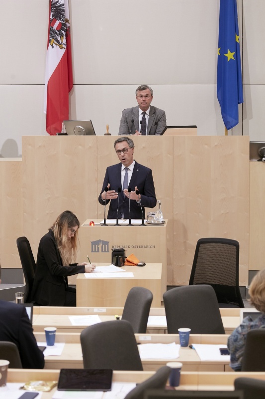 Am Rednerpult Nationalratsabgeordneter Georg Strasser (V)