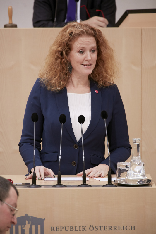 Am Rednerpult Nationalratsabgeordnete Fiona Fiedler (N)