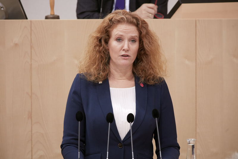 Am Rednerpult Nationalratsabgeordnete Fiona Fiedler (NEOS)