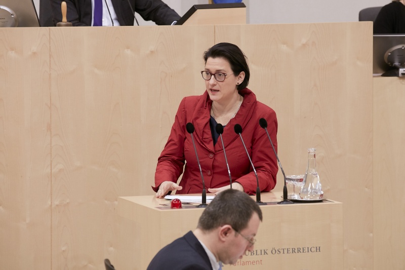 Am Rednerpult Nationalratsabgeordnete Gudrun Kugler (V)