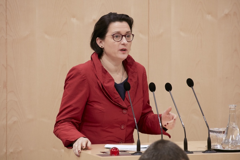 Am Rednerpult Nationalratsabgeordnete Gudrun Kugler (V)
