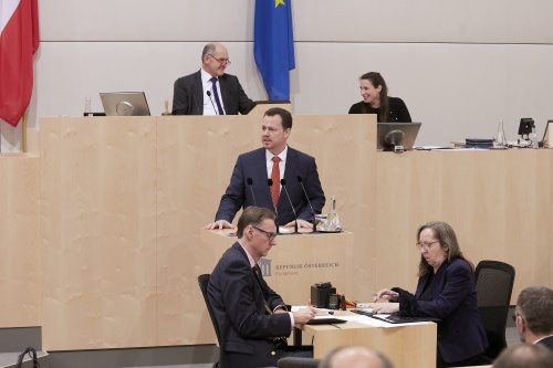 Am Rednerpult Nationalratsabgeordneter Gerhard Kaniak (F)