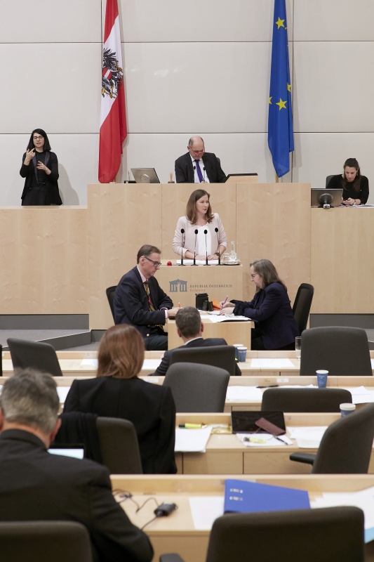 Am Rednerpult Nationalratsabgeordnete Claudia Plakolm (V)