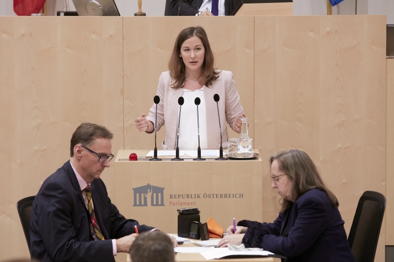 Am Rednerpult Nationalratsabgeordnete Claudia Plakolm (V)