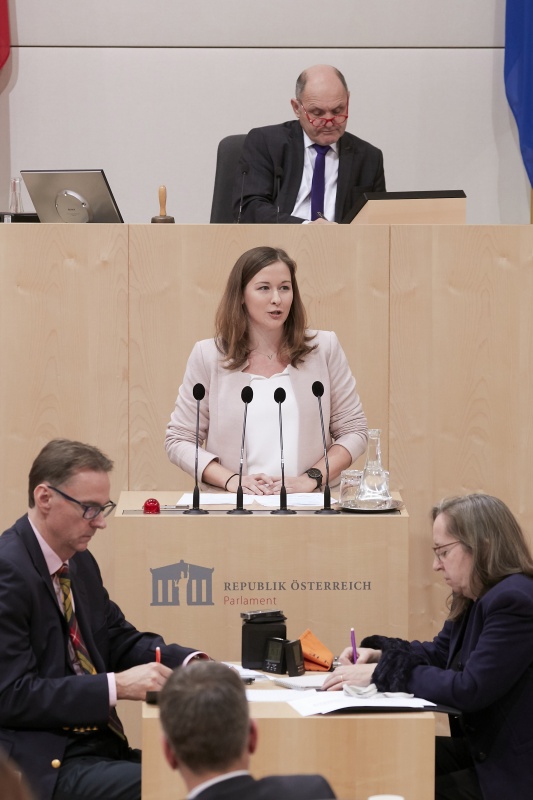 Am Rednerpult Nationalratsabgeordnete Claudia Plakolm (V)