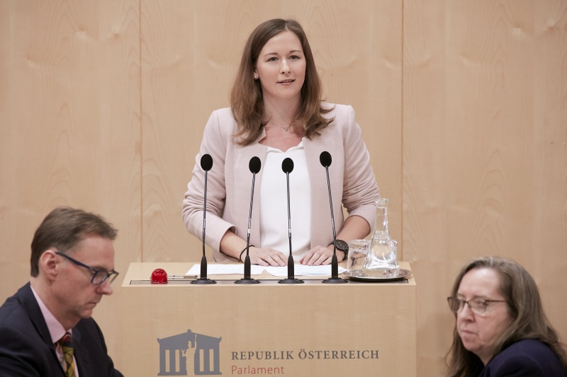 Am Rednerpult Nationalratsabgeordnete Claudia Plakolm (V)