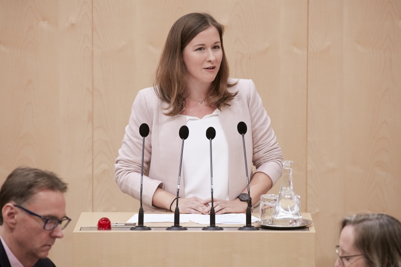 Am Rednerpult Nationalratsabgeordnete Claudia Plakolm (V)