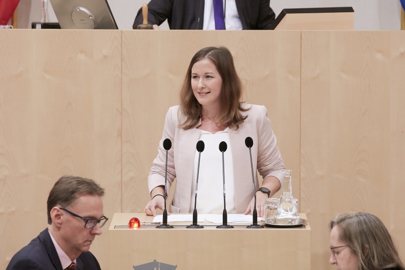 Am Rednerpult Nationalratsabgeordnete Claudia Plakolm (V)