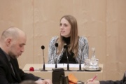 Am Rednerpult Nationalratsabgeordnete Kira Grünberg (V)