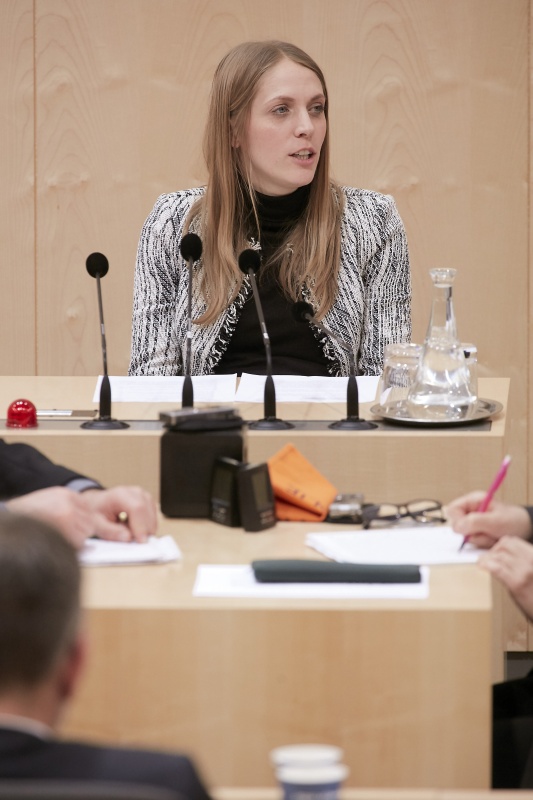 Am Rednerpult Nationalratsabgeordnete Kira Grünberg (V)