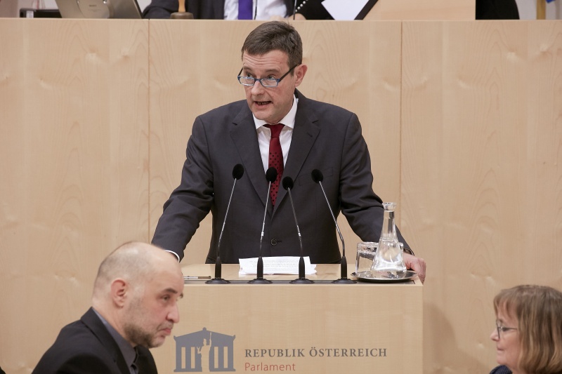 Am Rednerpult Nationalratsabgeordneter Georg Bürstmayr (G)