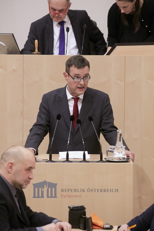 Am Rednerpult Nationalratsabgeordneter Georg Bürstmayr (G)