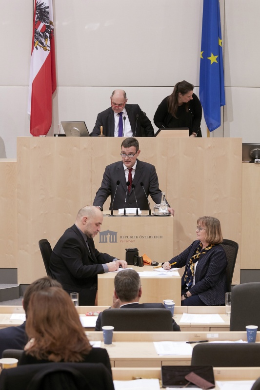 Am Rednerpult Nationalratsabgeordneter Georg Bürstmayr (G)